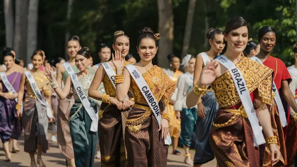 បេក្ខនារី Universal Woman 2026 បង្ហាញភាពស្រស់ស្អាតយ៉ាងលេចធ្លោក្នុងឈុត «ស្បៃខ្មែរ» នៅប្រាសាទអង្គរវត្ត