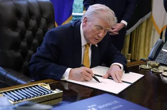 លោក Trump ចុះហត្ថលេខាលើច្បាប់ដាក់ទណ្ឌកម្មឈុតធំលើរុស្ស៊ី ជាផ្លូវការ - AMS Article Thumbnail