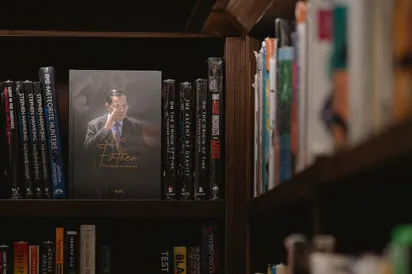 អន្តរជាតិថា សៀវភៅ "The Father" ជាមេរៀនសម្រាប់មេដឹកនាំជំនាន់ក្រោយ ត្រូវរៀនសូត្រពីសម្ដេច ហ៊ុន សែន