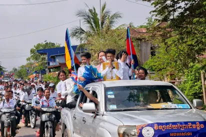 ក្បួនដង្ហែអបអរសិស្សពូកែ បង្ហាញតម្លៃការសិក្សា និងជាគំរូល្អដល់យុវជន