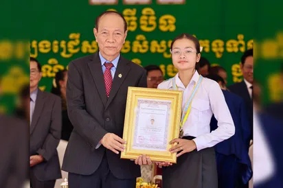 ពីចំណាត់ថ្នាក់លេខ៦ មកជាម្ចាស់ជ័យលាភីលេខ១! យុវតី រស់ ដា សិស្សពូកែផ្នែកអក្សរសិល្ប៍ខ្មែរទូទាំងប្រទេស ថ្នាក់ទី១២ ឆ្នាំ២០២៦