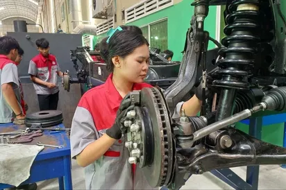 របត់ថ្មី! សិស្ស​ជា​នារី ​រៀន​​ជំនាញ​ជួស​ជុល​រថយន្ត​កាន់តែ​ច្រើន ព្រោះ​ឃើ​ញ​​ឱកាស​ការ​ងារ និង​​ប្រាក់​ចំណូល​សមរម្យ