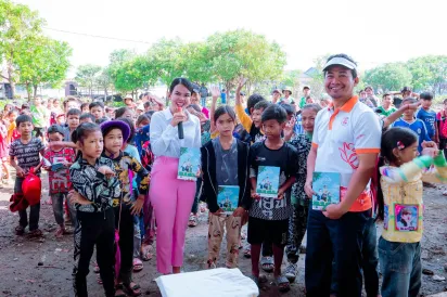 សៀវភៅ​ ​១​លាន​ក្បាល​ចែក​ដល់​កុមារ​នៅ​តំបន់​ដាច់ស្រយាល ​និង​ជុំវិញ​បឹង​ទន្លេ​សាប ​ដើម្បី​ជំរុញ​វប្បធម៌​អាន​