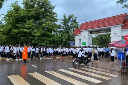 ក្រសួង​អប់រំ​ប្រាប់​ឱ្យ​បេក្ខជន​ប្រឡង​បាក់ឌុប​ត្រៀម​សម្ភារៈ​ការពារ​ទឹកភ្លៀង​