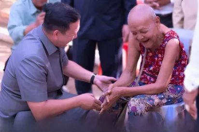 ទិវាមនុស្សចាស់! សម្តេចធិបតីអំពាវនាវដល់គ្រប់គ្រួសារ បន្តពង្រឹងសីលធម៌ អប់រំកូនចៅឱ្យ​ចេះគោរពមាតាបិតា ជីដូនជីតា និង​ព្រឹទ្ធាចារ្យ