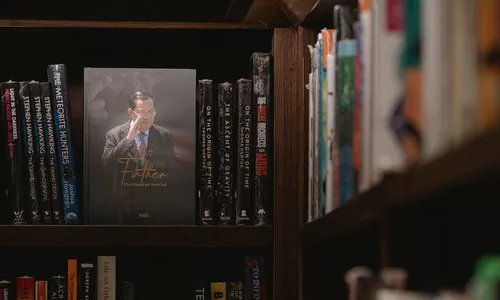 អន្តរជាតិថា សៀវភៅ "The Father" ជាមេរៀនសម្រាប់មេដឹកនាំជំនាន់ក្រោយ ត្រូវរៀនសូត្រពីសម្ដេច ហ៊ុន សែន