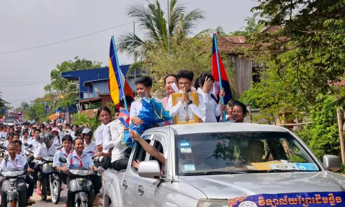 ក្បួនដង្ហែអបអរសិស្សពូកែ បង្ហាញតម្លៃការសិក្សា និងជាគំរូល្អដល់យុវជន