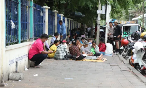 ឪពុក​ម្តាយ​ចំណាយ​ពេល​នៅមុខ​មណ្ឌល​ប្រឡង​ ​បង្ហាញ​ក្តីបារម្ភ​ និង​មោទកភាព ​ខណៈ​កូន​ប្រឡង​បាក់ឌុប​យ៉ាង​ស្វិតស្វាញ​