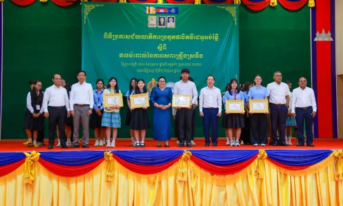 ក្រុមសិស្សមកពីវិទ្យាល័យសុខអានទន្លេបាទី ដណ្តើម​បាន​ជ័យលាភីលេខ១ ក្នុងការប្រកួតផលិតវីដេអូអប់រំខ្លីស្ដីពីផលប៉ះពាល់នៃការសេពគ្រឿងស្រវឹង