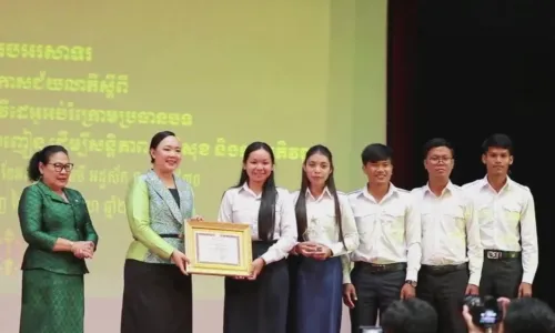 គរុនិស្សិតខេត្តបន្ទាយមានជ័យ ជាប់ជ័យលាភីលេខ១ ក្នុងការប្រកួតផលិតវីដេអូប្រយុទ្ធប្រឆាំងគ្រឿងញៀន