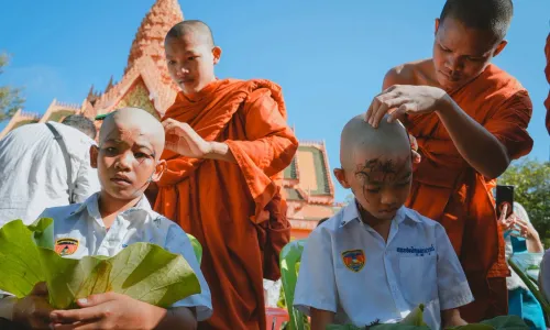 សិស្សបឋមសិក្សាវត្តរាជបូណ៌ ៦៩នាក់ ស្ម័គ្រចិត្តបំបួសជាសាមណេរ និងសីលវតីជាលើកដំបូង ដើម្បីបណ្តុះសីលធម៌តាំងពីកុមារភាព