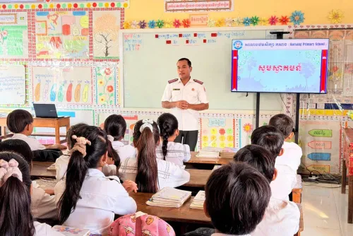 រដ្ឋមន្រ្តីមុខងារសាធារណៈ ៖ ពីថ្ងៃនេះទៅមុខ គ្រូបង្រៀនបឋមសិក្សា យ៉ាងហោចណាស់ ត្រូវមានកម្រិតបរិញ្ញាបត្រ