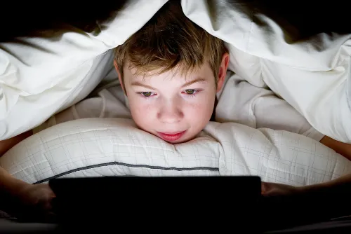 សញ្ញាទាំង ៧ ដែលបញ្ជាក់ថា កូនរបស់អ្នកកំពុងញៀនអេក្រង់ និងវិធីសាស្ត្រដោះស្រាយ