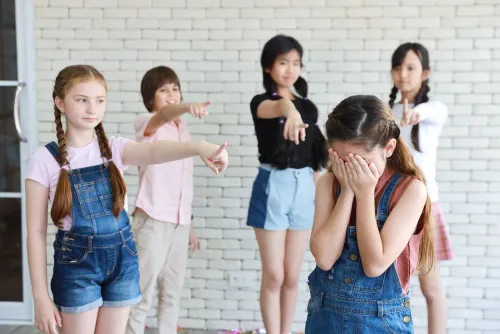 ការគំរាមកំហែង (Bullying) លើកុមារ ៖ អ្វីដែលមាតាបិតាត្រូវដឹង និងវិធីសាស្រ្តដោះស្រាយ ដើម្បីការពារផ្លូវចិត្តកុមារ