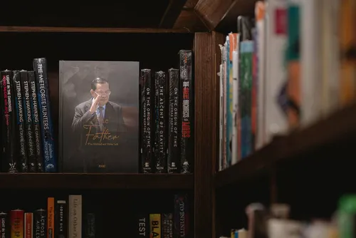 អន្តរជាតិថា សៀវភៅ "The Father" ជាមេរៀនសម្រាប់មេដឹកនាំជំនាន់ក្រោយ ត្រូវរៀនសូត្រពីសម្ដេច ហ៊ុន សែន