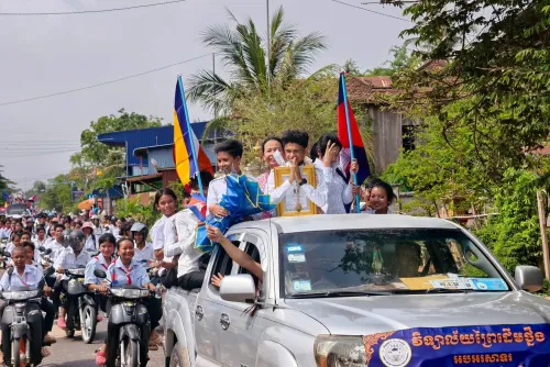 ក្បួនដង្ហែអបអរសិស្សពូកែ បង្ហាញតម្លៃការសិក្សា និងជាគំរូល្អដល់យុវជន