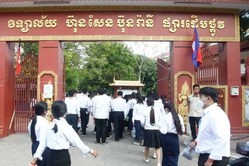 ក្រសួងអប់រំប្តូរមណ្ឌលប្រឡងពីវិទ្យាល័យហ៊ុនសែនប៊ុនរ៉ានីផ្សារដើមថ្កូវ ទៅ RULE ដើម្បីបង្កើនផាសុកភាពដល់បេក្ខជន និងគណៈមេប្រយោគ