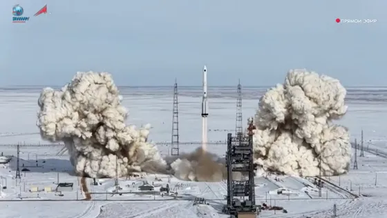 រុស្ស៊ី ឆ្លៀតបាញ់បង្ហោះផ្កាយរណបឧតុនិយម ទោះជាប់ដៃធ្វើសង្គ្រាមនៅ អ៊ុយក្រែន - AMS Article Thumbnail