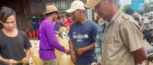 ពលរដ្ឋសម្រុកទិញប្រេងស្តុកទុក ខណៈតម្លៃកំពុងហក់ឡើងខ្ពស់ - AMS Article Thumbnail