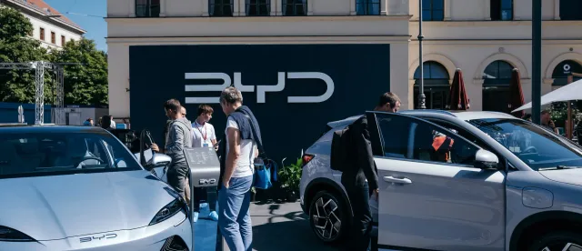 ទីផ្សាររថយន្តអគ្គិសនីរបស់ចិននៅប្រទេសអាល្លឺម៉ង់ កើនឡើងខ្លាំង ដោយសារតម្លៃប្រេងបន្តឡើងខ្ពស់ឥតឈប់ឈរ - AMS Article Thumbnail