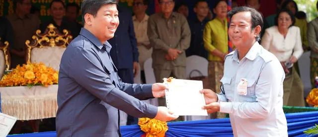 រដ្ឋាភិបាលសម្រុកចែក​បណ្ណកម្មសិទ្ធិដីធ្លីដែលបានវាស់វែង ​និង​ចុះបញ្ជីរួច​ជូនប្រជាពលរដ្ឋ​ទូទាំងប្រទេស ដើម្បីប្រើប្រាស់​តាម​ការ​ចាំបាច់​ - AMS Article Thumbnail