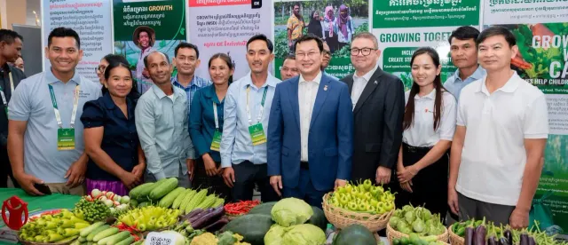 រដ្ឋមន្ត្រីកសិកម្ម ៖ សូមកុំមើល​វិស័យ​កសិកម្ម​ត្រឹមតែជា​មុខ​របរ​បែបប្រពៃណី តែត្រូវ​សម្លឹងរកឱកាស​បង្កើតធុរកិច្ច​ថ្មី​ - AMS Article Thumbnail