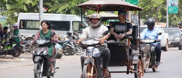 ភ្ជុំ​បិណ្ឌ​ជា​ឱកាស​បង្កើន​ចំណូល​សម្រាប់​អ្នក​លក់​គុយ​ទាវ​និង​អ្នក​រត់​កង់​បី តែ​ត្រូវ​លះបង់​ពេល​ជួបជុំ​គ្រួសារ​ - AMS Article Thumbnail