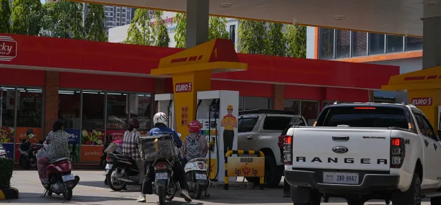 Thumbnail for អ្នកសេដ្ឋកិច្ច ៖ តម្លៃប្រេងនៅកម្ពុជានឹងធ្លាក់ចុះ ខណៈ​ប្រេងនៅទីផ្សារសកល​ស្រុតថ្លៃបន្តិចមកវិញ