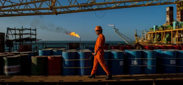 Thumbnail for សង្គ្រាមនៅមជ្ឈិមបូព៌ា រវាងអ៊ីរ៉ង់ និងអ៊ីស្រាអែល បានធ្វើឲ្យតម្លៃប្រេងឡើងថ្លៃជាង ៨%