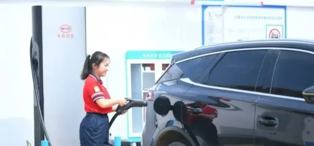 Thumbnail for តម្លៃរថយន្តអគ្គិសនីនឹងអាចធ្លាក់ចុះ ក្រោយរដ្ឋាភិបាលប្រកាសបញ្ចុះអត្រាពន្ឋនាំចូល