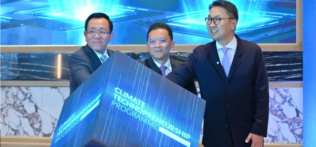 Thumbnail for កម្ពុជាដាក់​ដំណើរការកម្មវិធីថ្មីមួយ​ ដើម្បីជួយ​សហគ្រិន​ខ្មែរ​ឱ្យ​មានភាពប្រកួត​ប្រជែងទាំង​ក្នុងស្រុក​និងអន្តរជាតិ​