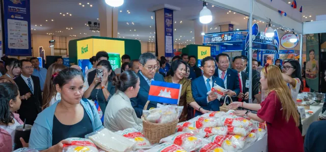 Thumbnail for ទំហំពាណិជ្ជកម្មកម្ពុជា - ថៃ ថយចុះខ្លាំង ខណៈកម្ពុជា​បង្កើនការ​នាំចូលទំនិញពី​សិង្ហបុរី និ​ងម៉ាឡេស៊ី