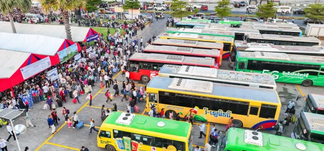 Thumbnail for ពលរដ្ឋ ១២ ម៉ឺននាក់ ចំណេញលុយប្រហែល ៤,៥ លានដុល្លារ ពីការធ្វើដំណើរទៅលេងស្រុកកំណើតពេលបុណ្យចូលឆ្នាំខ្មែរ