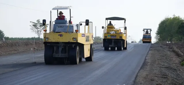 Thumbnail for ធនាគារពិភពលោក អនុម័តកញ្ចប់ហិរញ្ញប្បទាន ៣០០ លានដុល្លារ ពង្រឹងសមត្ថភាពឡូហ្ស៊ីស្ទិកនៅកម្ពុជា