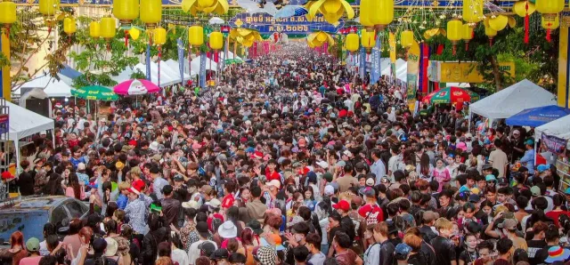 Thumbnail for អ្នកសេដ្ឋកិច្ច ៖ យ៉ាងហោចណាស់ទឹកប្រាក់ជាង ៦០០លានដុល្លារបានចាក់ចូលក្នុងចរន្តសេដ្ឋកិច្ចនាអំឡុងបុណ្យចូលឆ្នាំខ្មែរ