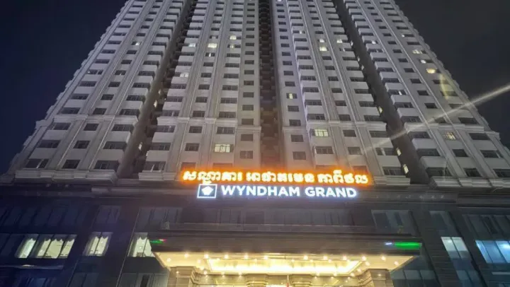 អ្នកជំនាញ​មើលឃើញថា​ អគារ​ពាណិជ...