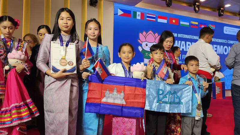 សិស្សឆ្នើមកម្ពុជា៣រូប ជំរុញយុវជនពង្រឹងសមត្ថភាពក្រោយឈ្នះមេដាយអន្តរជាតិពីចិន