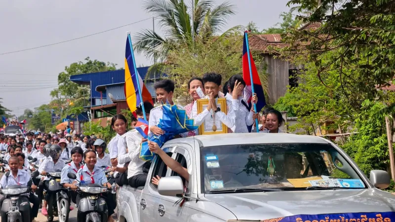 ក្បួនដង្ហែអបអរសិស្សពូកែ បង្ហាញតម្លៃការសិក្សា និងជាគំរូល្អដល់យុវជន