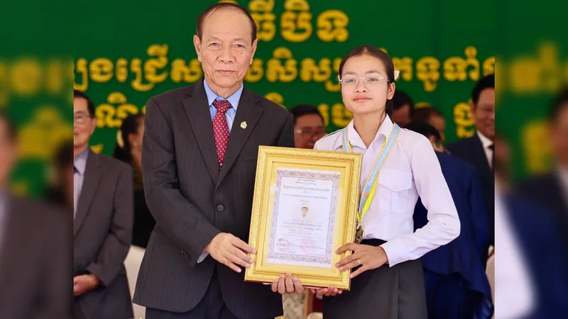 ពីចំណាត់ថ្នាក់លេខ៦ មកជាម្ចាស់ជ័យលាភីលេខ១! យុវតី រស់ ដា សិស្សពូកែផ្នែកអក្សរសិល្ប៍ខ្មែរទូទាំងប្រទេស ថ្នាក់ទី១២ ឆ្នាំ២០២៦