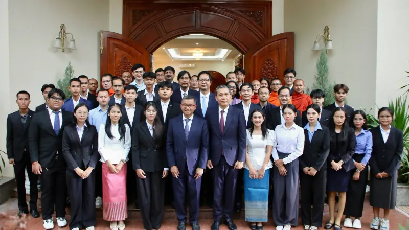 ឥណ្ឌា​ជា​មជ្ឈមណ្ឌល​អប់រំ​លំដាប់​សកល, ​រដ្ឋមន្រ្តី​អប់រំ​ប្រាប់​និស្សិត​កម្ពុជា​ប្រឹងប្រែង​ក្រេប​ជញ្ជក់​ចំណេះដឹង​ ត្រឡប់​មក​អភិវឌ្ឍ​ជាតិ​
