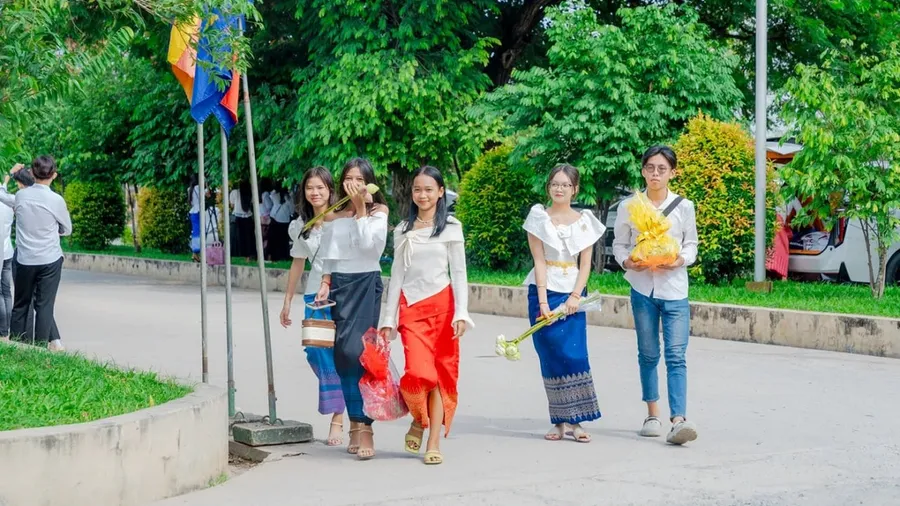 មន្ត្រីជំរុញឱ្យយុវជនទៅវត្ត ខណៈយុវជនមួយចំនួនមិនសូវចាប់អារម្មណ៍ទៅវត្តក្នុងឱកាសបុណ្យចូលឆ្នាំ