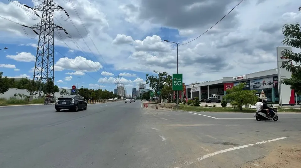 អគារតាំងបង្ហាញរថយន្ត​ទំនើបៗស្ទ...