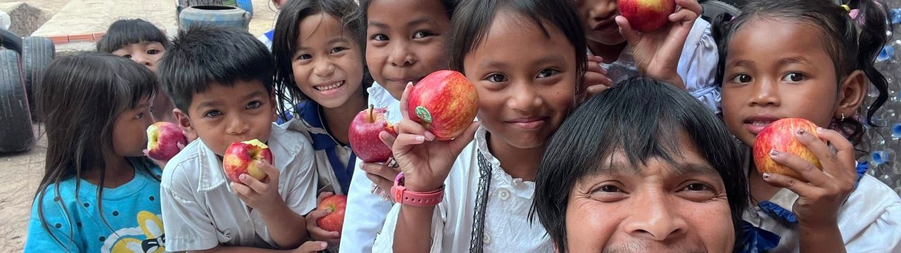 Image for article: ស្ថាបនិកសាលាដូង អំពាវនាវសប្បុរសជនជួយធុងចម្រុះទឹកសម្រាប់ក្មេងតូចៗលើភ្នំគិរីរម្យ