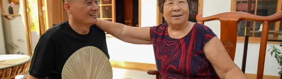 Image for article: សេវាកម្ម “ជួលកូនបណ្ដោះអាសន្ន” កំពុងពេញនិយម នៅពេលដែលភាពឯកាកើតឡើងក្នុងសង្គមចាស់ជរា