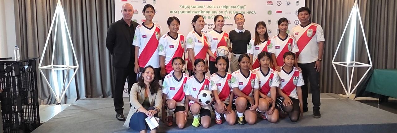 កីឡាបាល់ទាត់ធ្វើឱ្យសិស្សបឋមសិក្សាស្រះស្រង់ខេត្តសៀមរាប៣រូបមានឱកាសជិះយន្ដហោះទៅក្រៅប្រទេសលើកដំបូង - Article Thumbnail