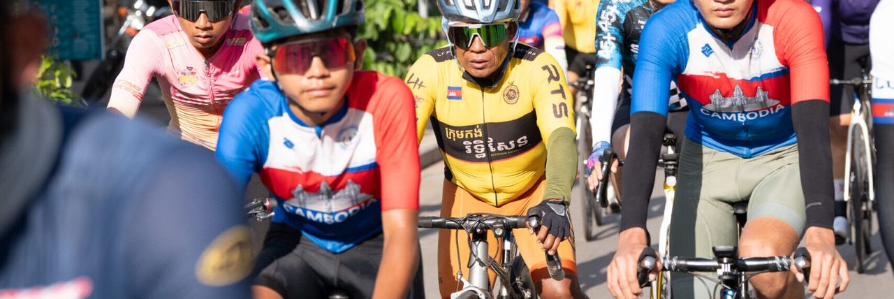 អ្នកនិយមជិះកង់រាប់រយនាក់ចូលរួមយុទ្ធនាការជិះកង់ពីភ្នំពេញទៅសៀមរាប ដើម្បីប្រមូលថវិកាជូនមន្ទីរកុមារអង្គរ - Article Thumbnail