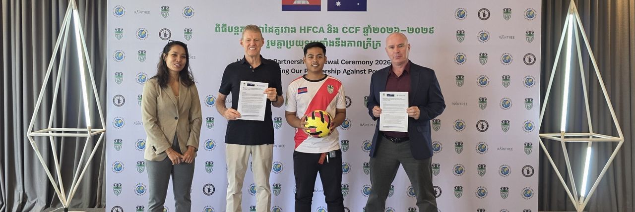 អង្គការ HFCA និង CCF ពង្រីកកិច្ចសហប្រតិបត្តិការរហូតដល់ឆ្នាំ ២០២៩ បន្តជួយយុវជនទីទ័លតាមរយៈកីឡាបាល់ទាត់ - Article Thumbnail