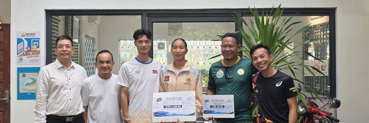 ទឹកចិត្តអ្នកស្នេហាកីឡារត់! គ្រូបង្វឹក និងអត្តពលិករត់ប្រណាំងកម្ពុជា ទទួលបានថវិកាលើកទឹកចិត្តក្រោយចប់បេសកកម្មកីឡាអាស៊ីនៅជប៉ុន - Article Thumbnail