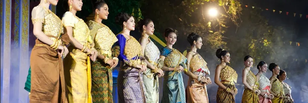 បវរកញ្ញាខ្មែរជាច្រើនរូបបង្ហាញម៉ូដសម្លៀកបំពាក់ស្បៃបុរាណខ្មែរ នាកម្មវិធី នគរសង្ក្រាន្ត - Main Article Image