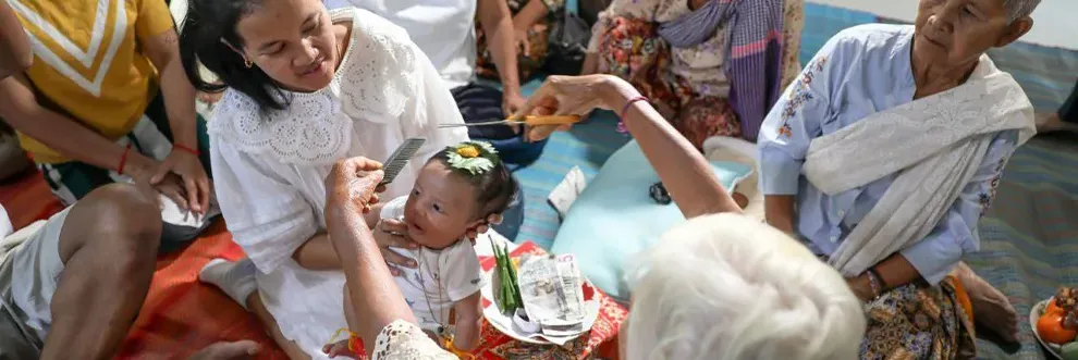 អ្នកស្រុកអង្គរ បន្តទំនៀមទម្លាប់បុរាណ «កាត់សក់បង្កក់ឆ្មប» ដល់ទារកទើបកើត - Main Article Image